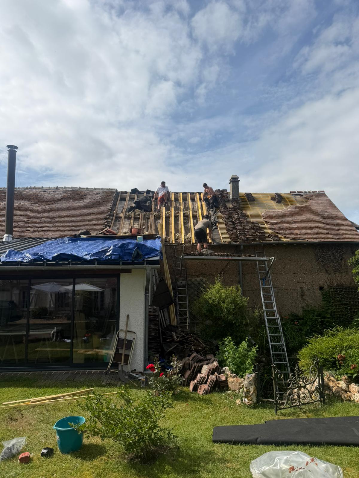 Dépose de l'ancienne couverture avant rénovation de toiture